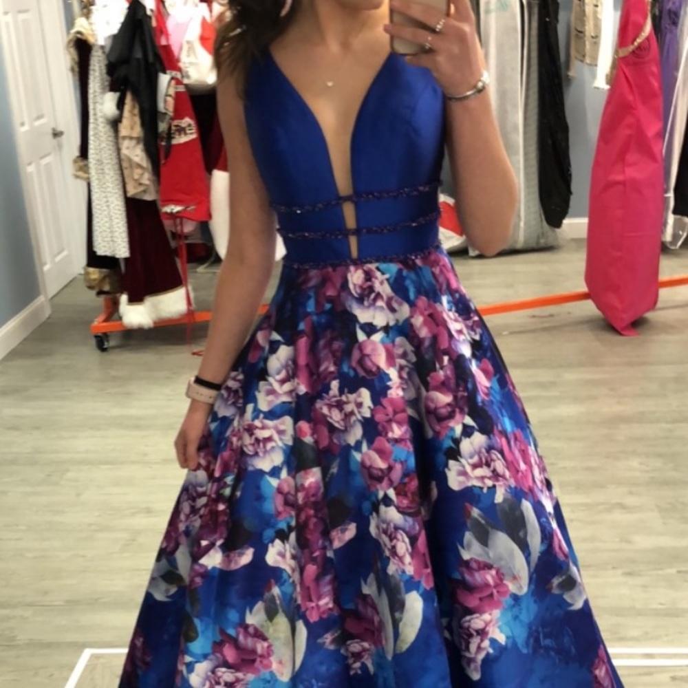 Elle Wilde Prom Dress Size 00 Originally $650 View 3
